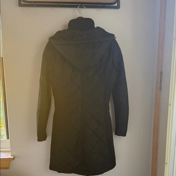 Women's Black Quilted Puffer Jacket - Picture 3 of 4